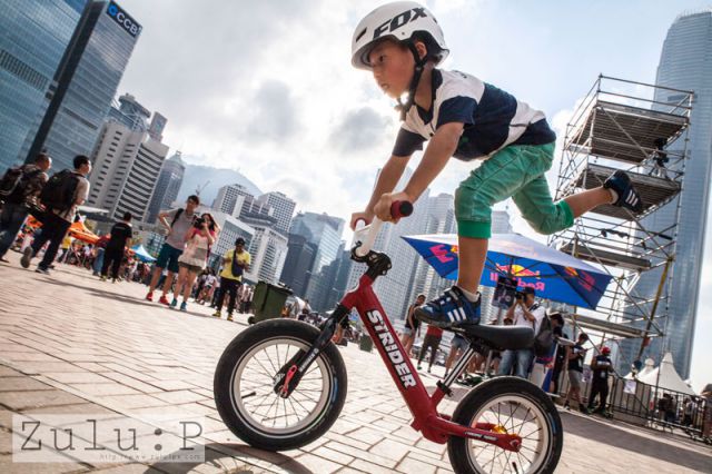 活動當日,剛巧遇上競賽BMX的小選手在家長陪同下欣賞,還在現場大展身手,所以吸引了我拍攝