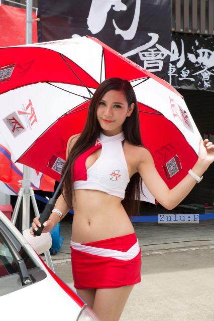 雖然我比較喜歡拍攝賽車,不過都要顧及大家的眼球福利,順道貼一幀車模,哈哈!