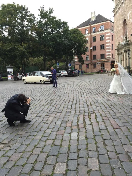 也遇到了拉脫維亞人的婚禮,最美麗的拉脫維亞新娘在Riga St Peter’s Church (Svētā Pētera baznīca) 前行禮!