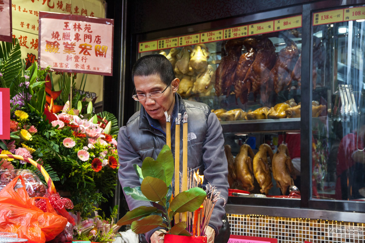 拿出美點、燒味宴客過後,便正式拜神啟市