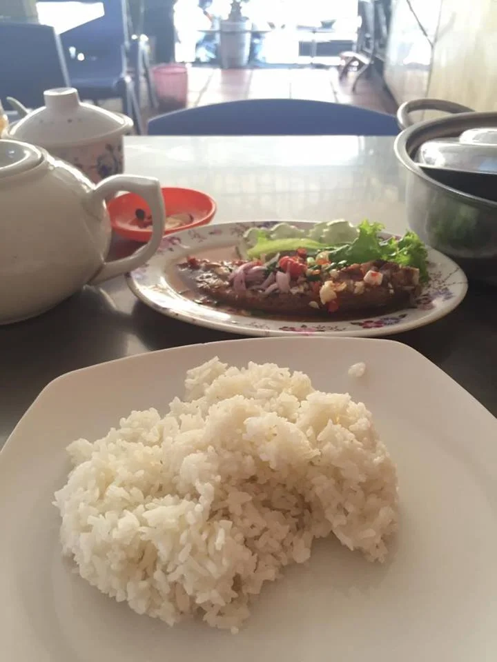 一餸一湯,白飯住裝,冰茶任飲兼送西米露,盛惠2美元,吃於金邊市排檔,這家甜酸魚柳的味道還在腦海中呢~