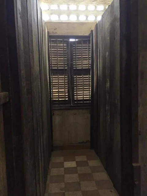 倖存的畫家Vann Nath 被囚禁的牢房,牢房內有一扇窗屈算是幸運,絕大多數的牢房都沒有窗戶,被囚禁人士根本分不清日晝黑夜