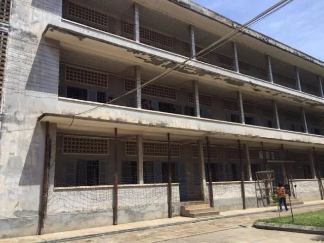 自從有被囚人士突破守衛一躍而下後,S-21的管理員也因此圍起了帶高壓電的帶刺鐵絲網,以防再有被囚人士越過圍欄跳樓自殺