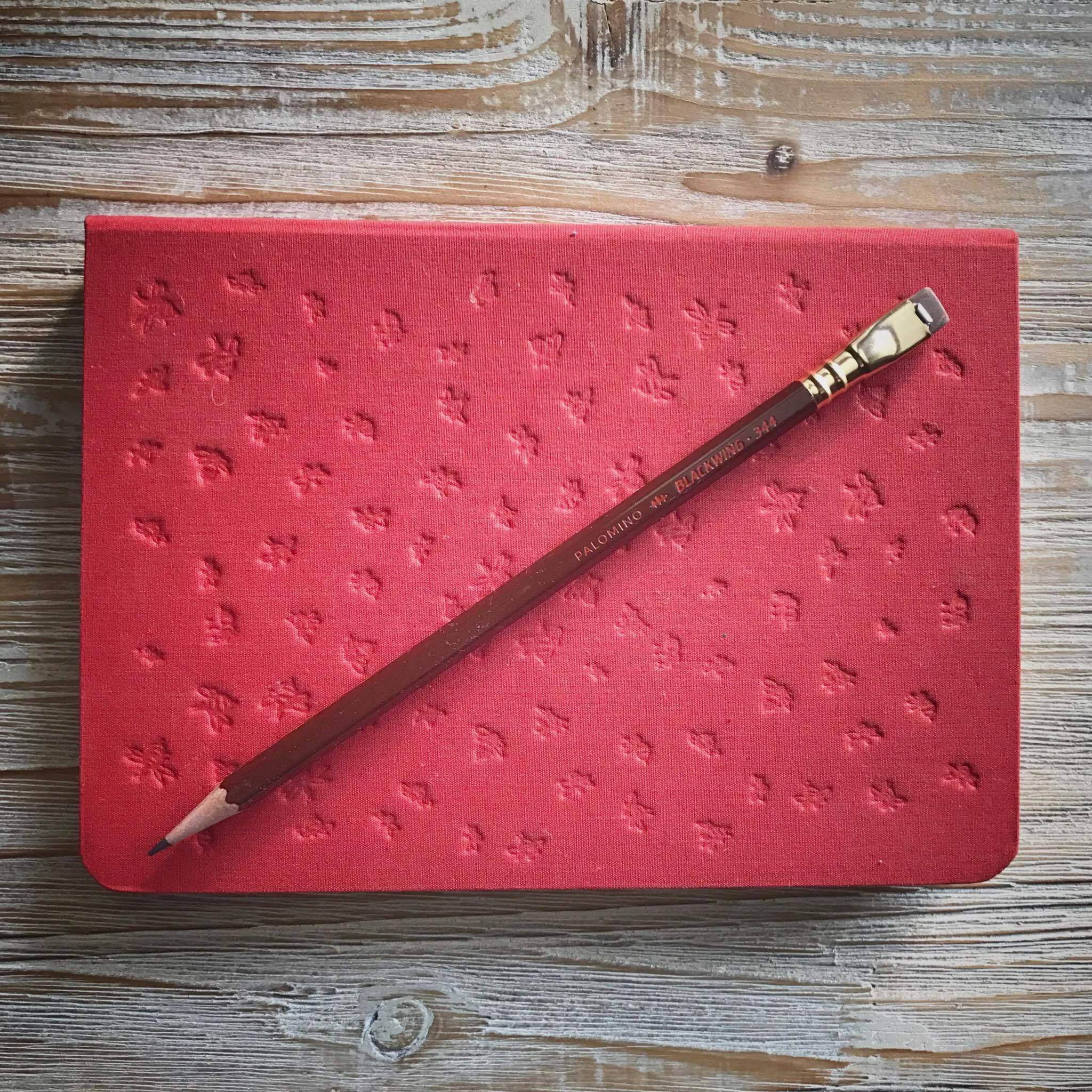 Baron Fig's limited edition Confidant, Raspberry Honey, seen with a Honeywing, a hackwing created by Jaclyn Myers, blogger at Inkpothesis . Photo by Jaclyn Myers.