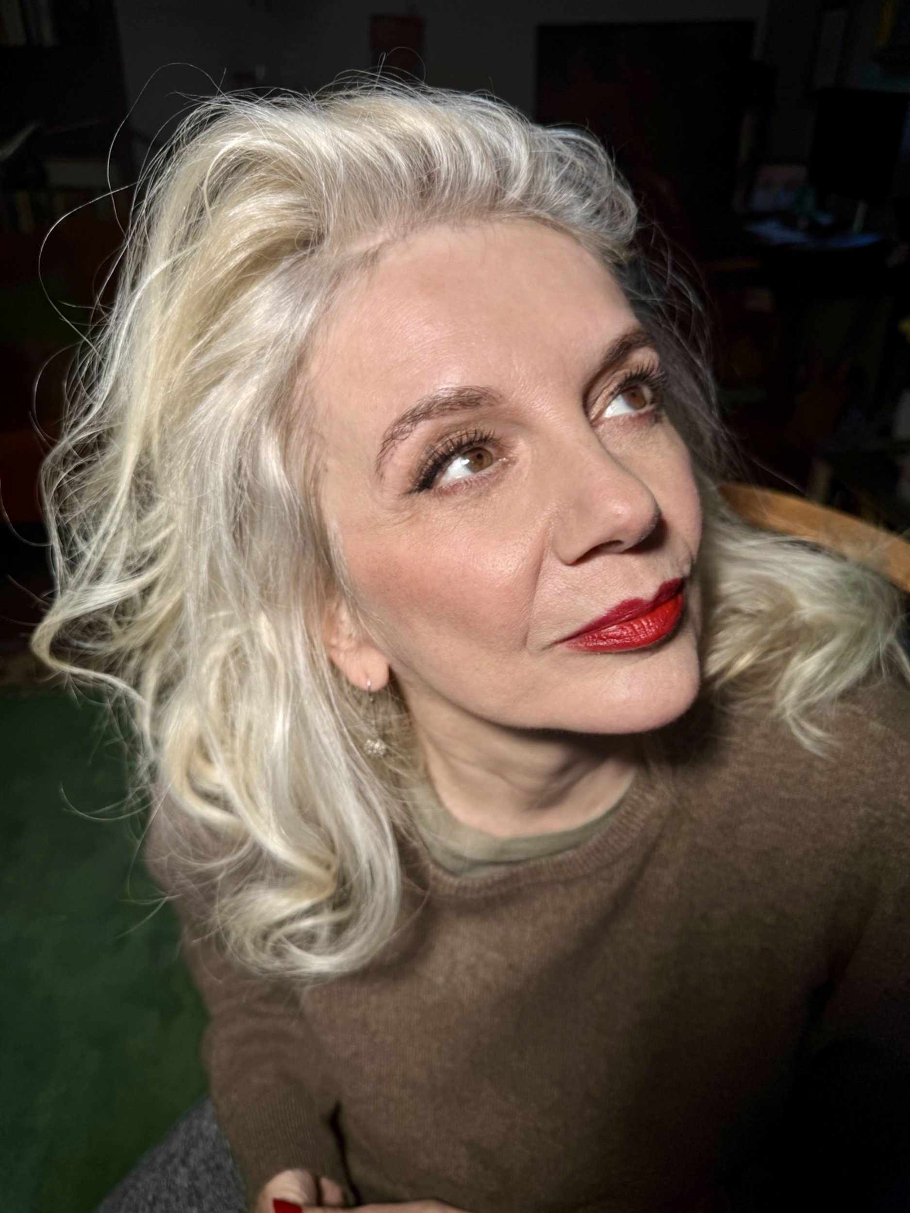 tracy-coleman-close-portrait-red-lips-upward-gaze-interior.jpg