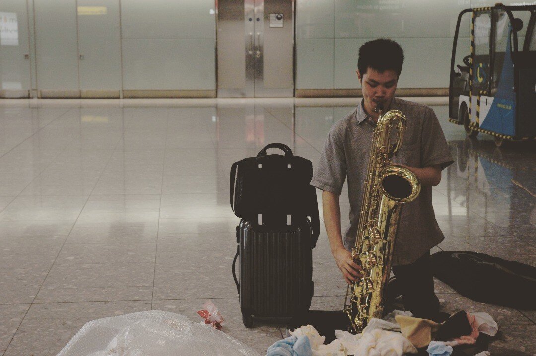 空港に着いたら真っ先に楽器のチェック。山本昌人オン・バリトンサックス・アット・ヒースロー。
When you arrive at the airport, the first thing you need to do is check your instrument. Masato Yamamoto on Baritone Saxophone at Heathrow. Applause!
.
.
.
If you're a baritone saxophone lover, we'd love 