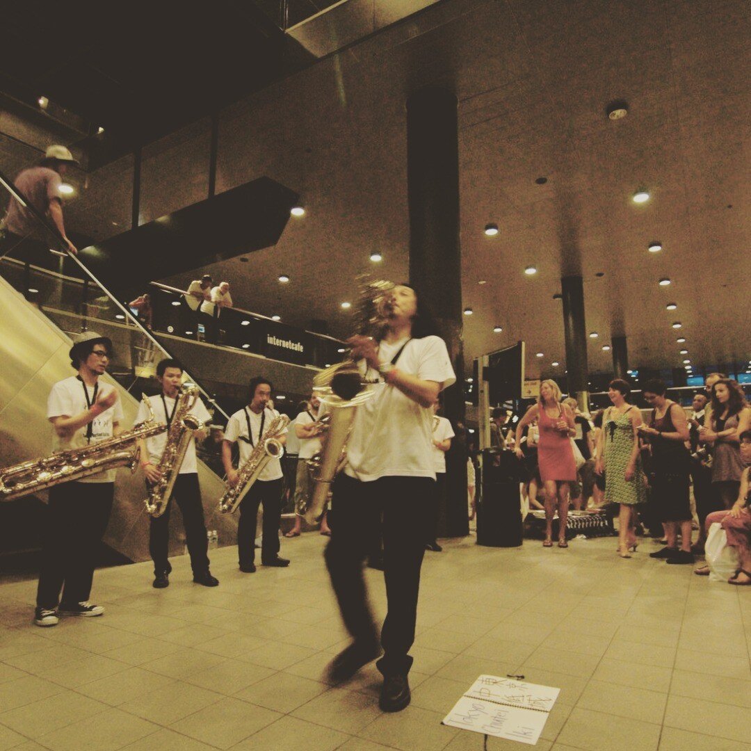 寅蔵さんがバリトン吹けばレディ達も踊り出す。2010年ノースシー・ジャズ・フェス。
When Torazo plays sexy saxophone music, the beautiful ladies of Rotterdam can't help but dance. 2010 North Sea Jazz Festival.
.
.
.
If you're a baritone saxophone lover, we'd love it if you'd follow our page,