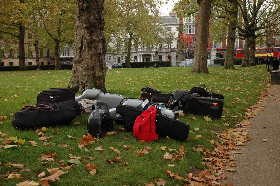 グリーン・パークで一休みするバリトンサックスたち。2006年、初ロンドンのスナップ写真。
Ten baritone saxophones taking a nap in Green Park, London, 2006.
.
.
.
If you're a baritone saxophone lover, we'd love it if you'd follow our page, thanks.

#baritonesax #baritonesaxophone #sax #saxophone