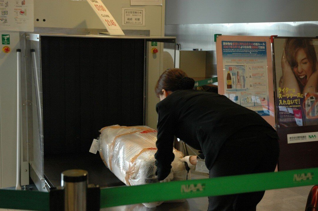 これはおそらく2008年成田空港かな。恐怖のベルトコンベアー。
Probably a snapshot of Narita Airport in 2008. Goodbye my instrument, hope to see you again at Heathrow.
.
.
.
If you're a baritone saxophone lover, we'd love it if you'd follow our page, thanks.

#baritonesax #bariton