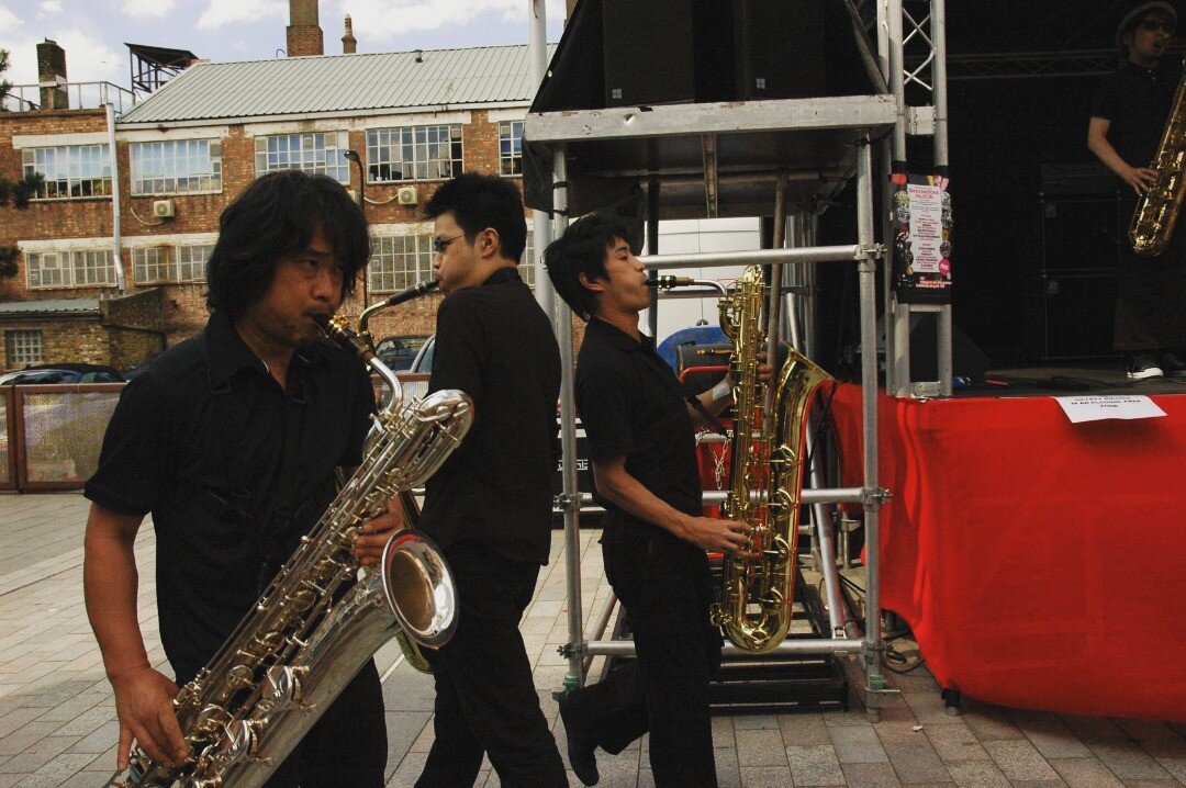 2010年バービカン・ブレイズ・フェス。炎天下のダルストンでブロー。
Barbican Blaze Festival 2010. Blowing in Dalston under the blazing sun.
.
.
.
If you're a baritone saxophone lover, we'd love it if you'd follow our page, thanks.

#baritonesax #baritonesaxophone #sax #saxophone #sa