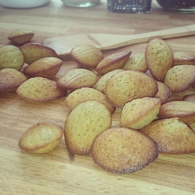 LES FAMEUSES MADELEINES AU THE VERT & MIEL DE ROMARIN 