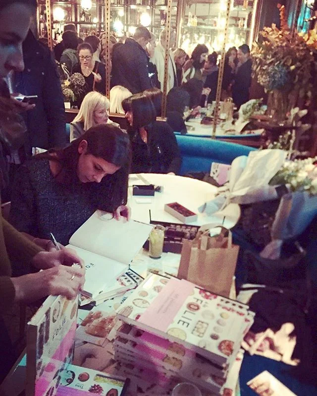 Lancement du premier bouquin de mon incroyable @enrangdoignons !! &quot;&Agrave; la folie&quot;, par Rapha&euml;le Marchal 😍✨ cc @tanaeditions. 
#book #launching #food #pastry #recipe #recette #instafood #foodporn #photooftheday #selfie #love #frien