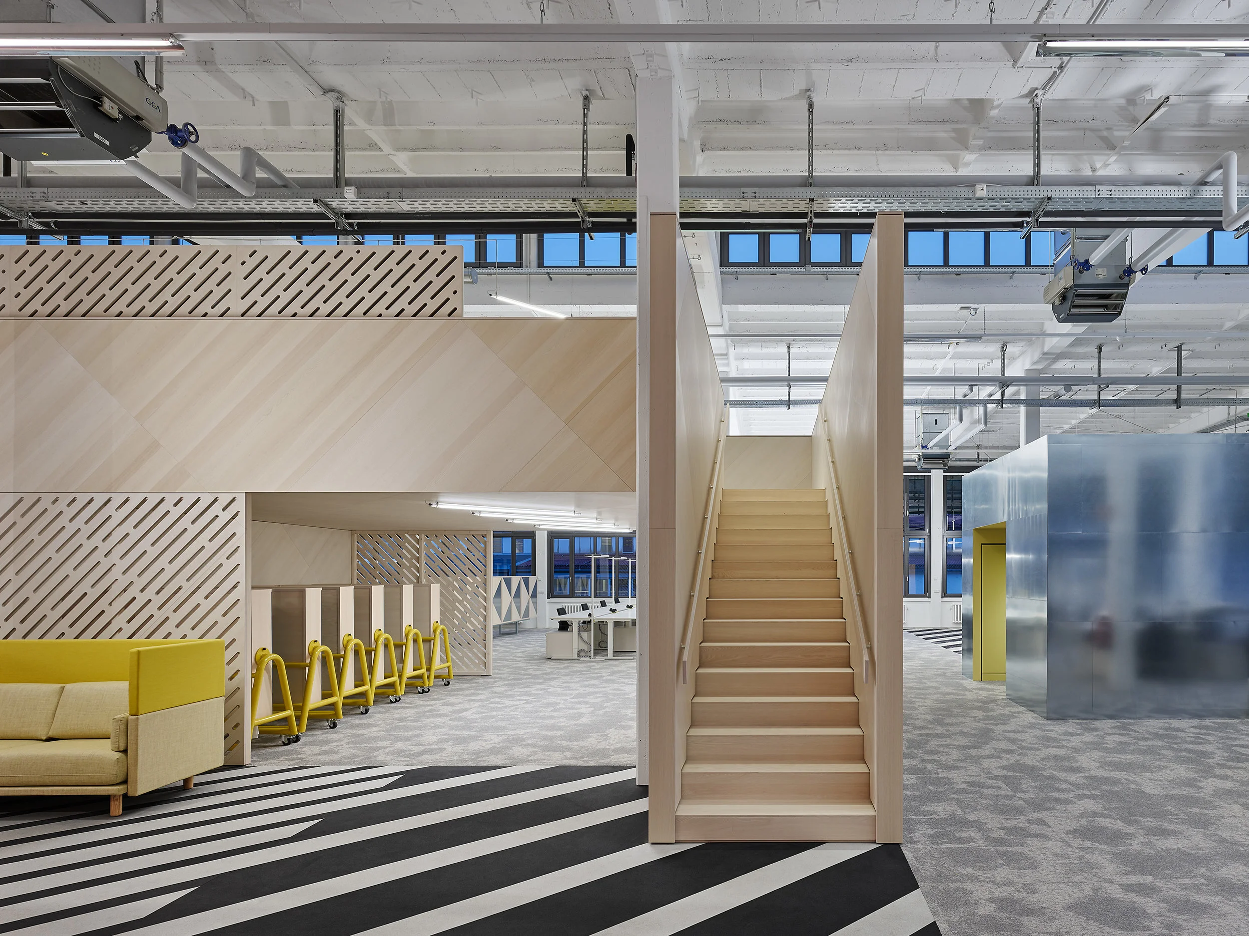 Bosch Automotive Steering - Neue Arbeitswelt 205, Innenarchitektur Stuttgart - Büro, Office, Arbeitswelt, Nachhaltigkeit, multispace, garage office, workplace, zinc-covered, interior design, interior architecture, rubber floor, industrial