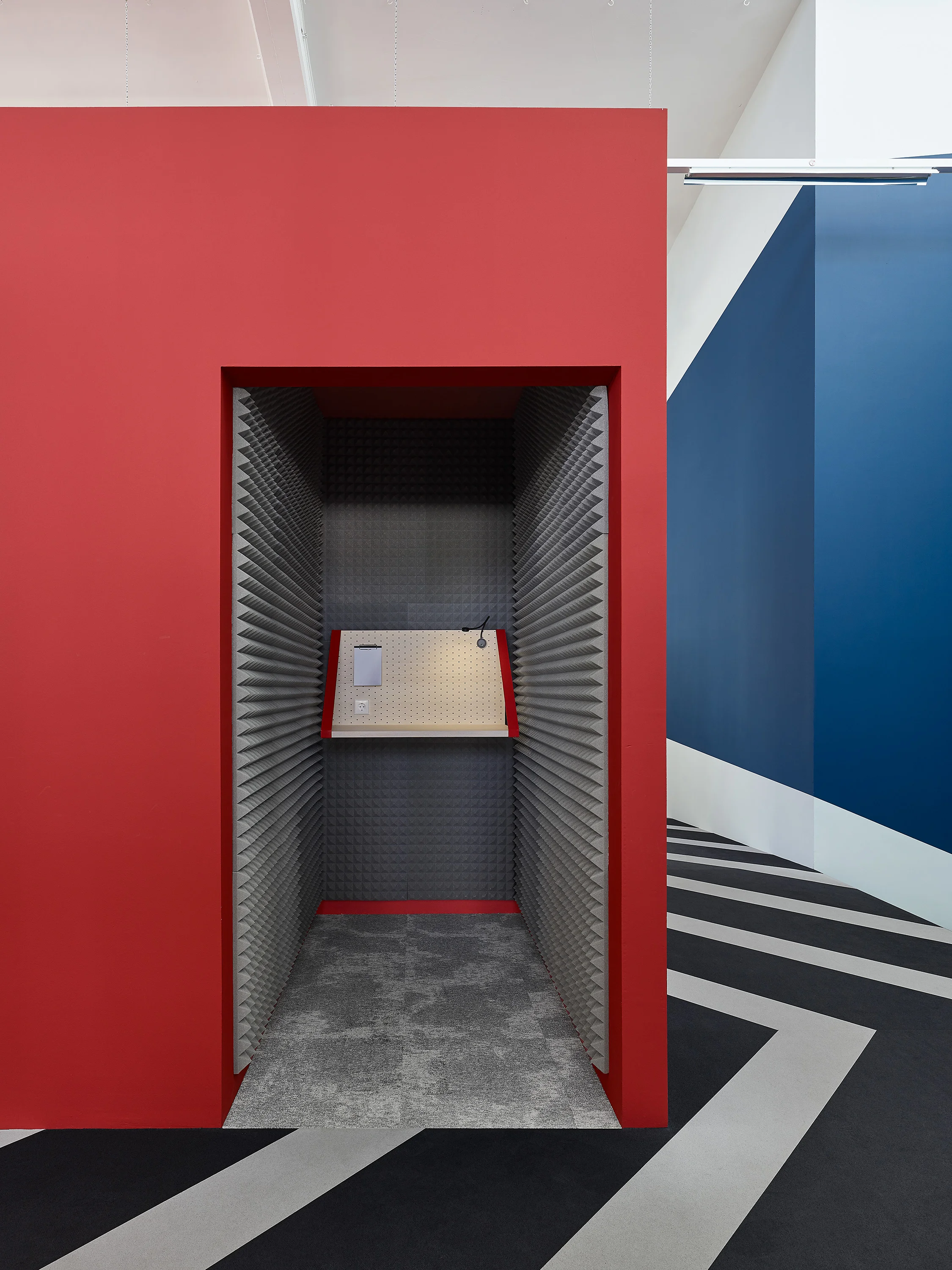 Bosch Automotive Steering - Neue Arbeitswelt 205, Innenarchitektur Stuttgart - Büro, Office, Arbeitswelt, Nachhaltigkeit, multispace, garage office, workplace, Telefonzelle, acoustic, interior design, interior architecture, rubber floor, industrial