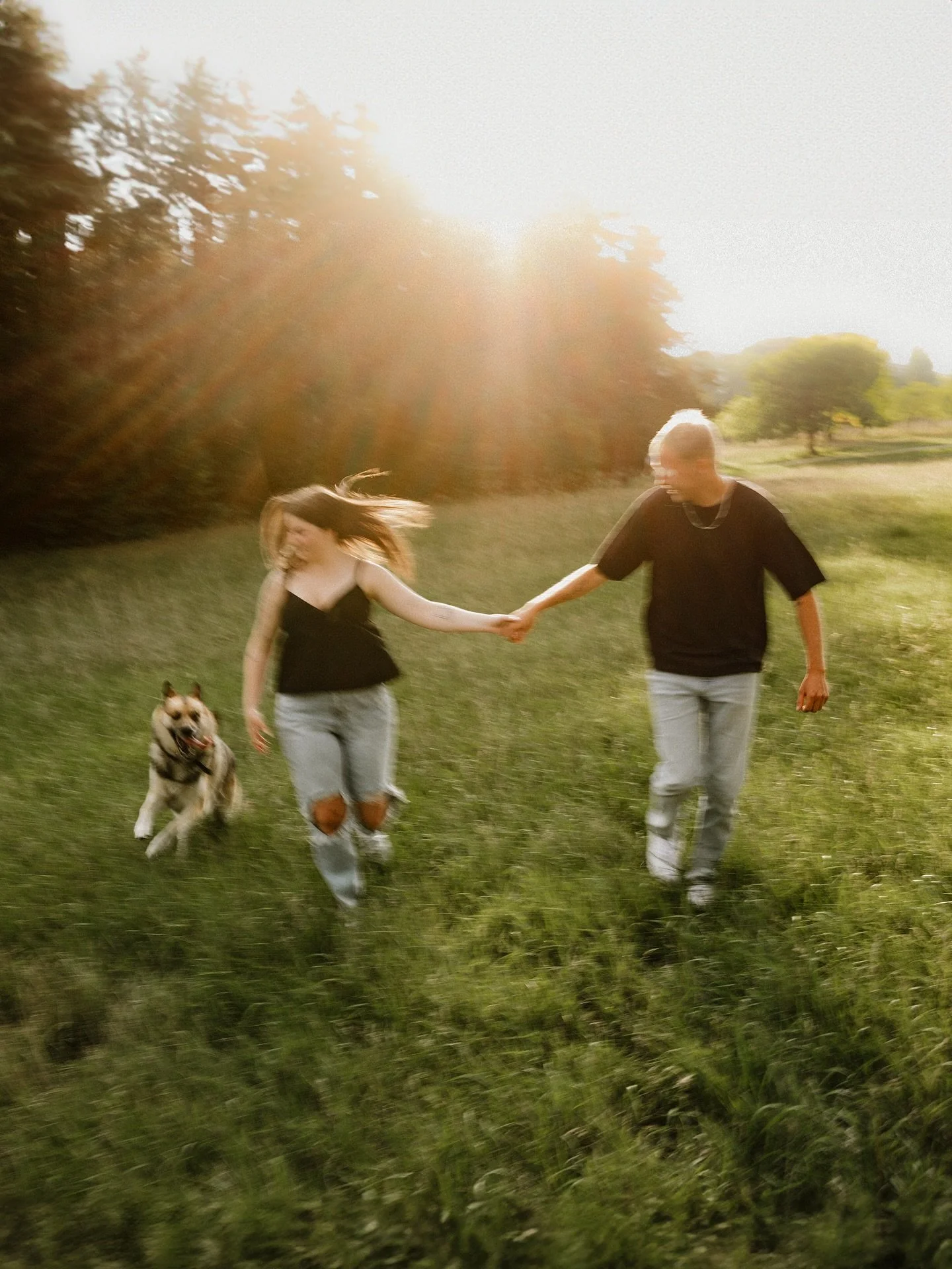 A few favourites from my evening with these two and their pup 🐾. On the drive out it looked like we&rsquo;d be caught in heavy rain, but we ended up right on the edge of the storm and it gave us the most dramatic skies and golden light ✨