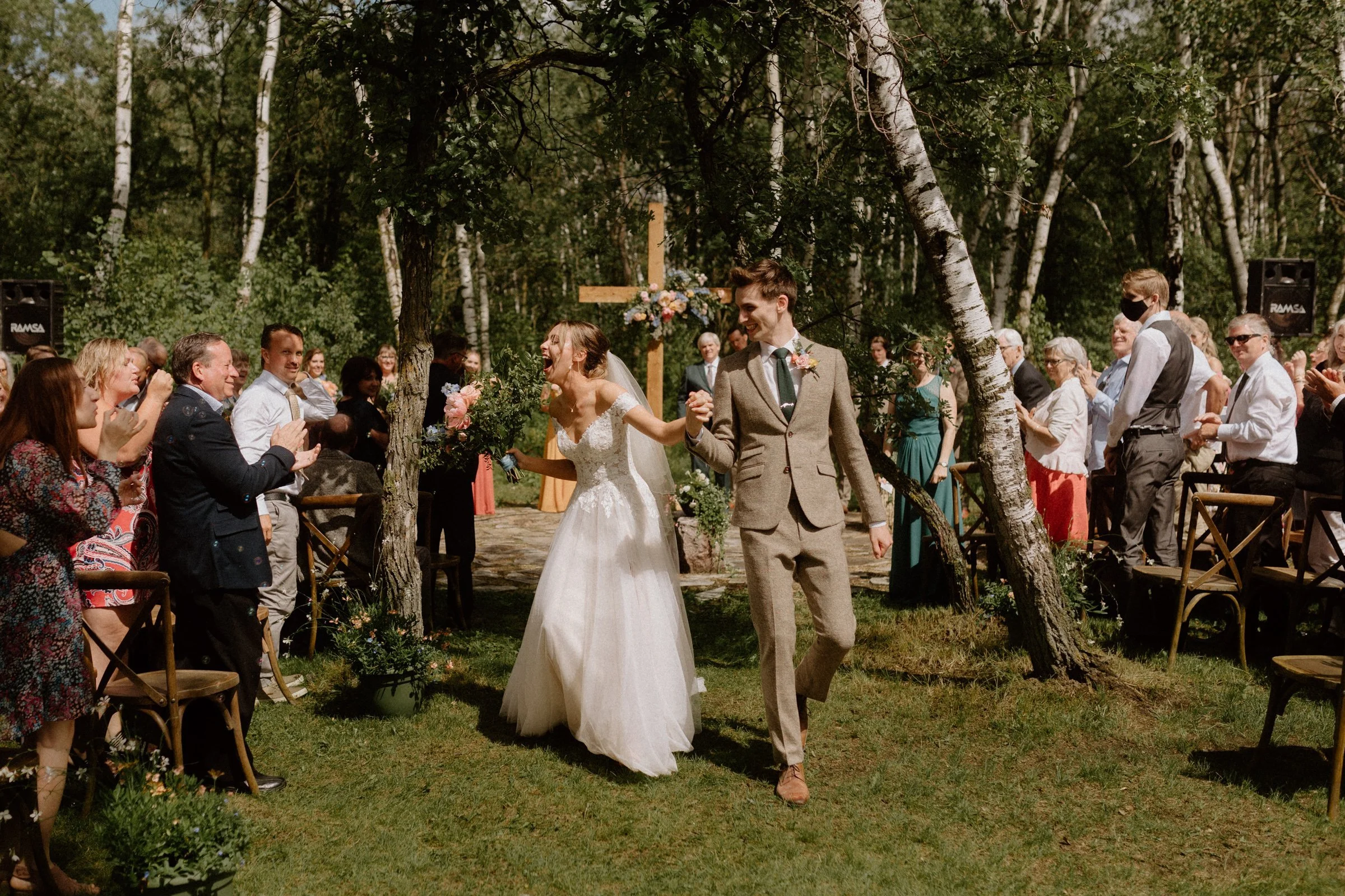 What’s the Difference Between Posed and Candid Wedding Photos?