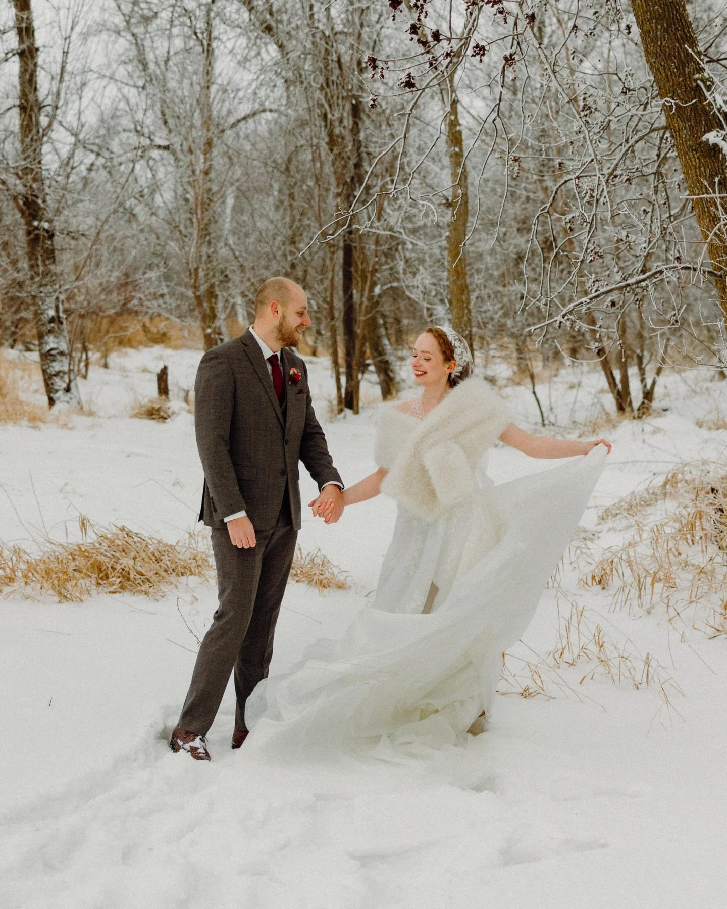Before winter disappears this weekend, wanted to share a few from this one. ❄️ Fresh snow, frost on the trees, and a wedding party that was genuinely up for anything out in the cold. A great way to close out 2025!