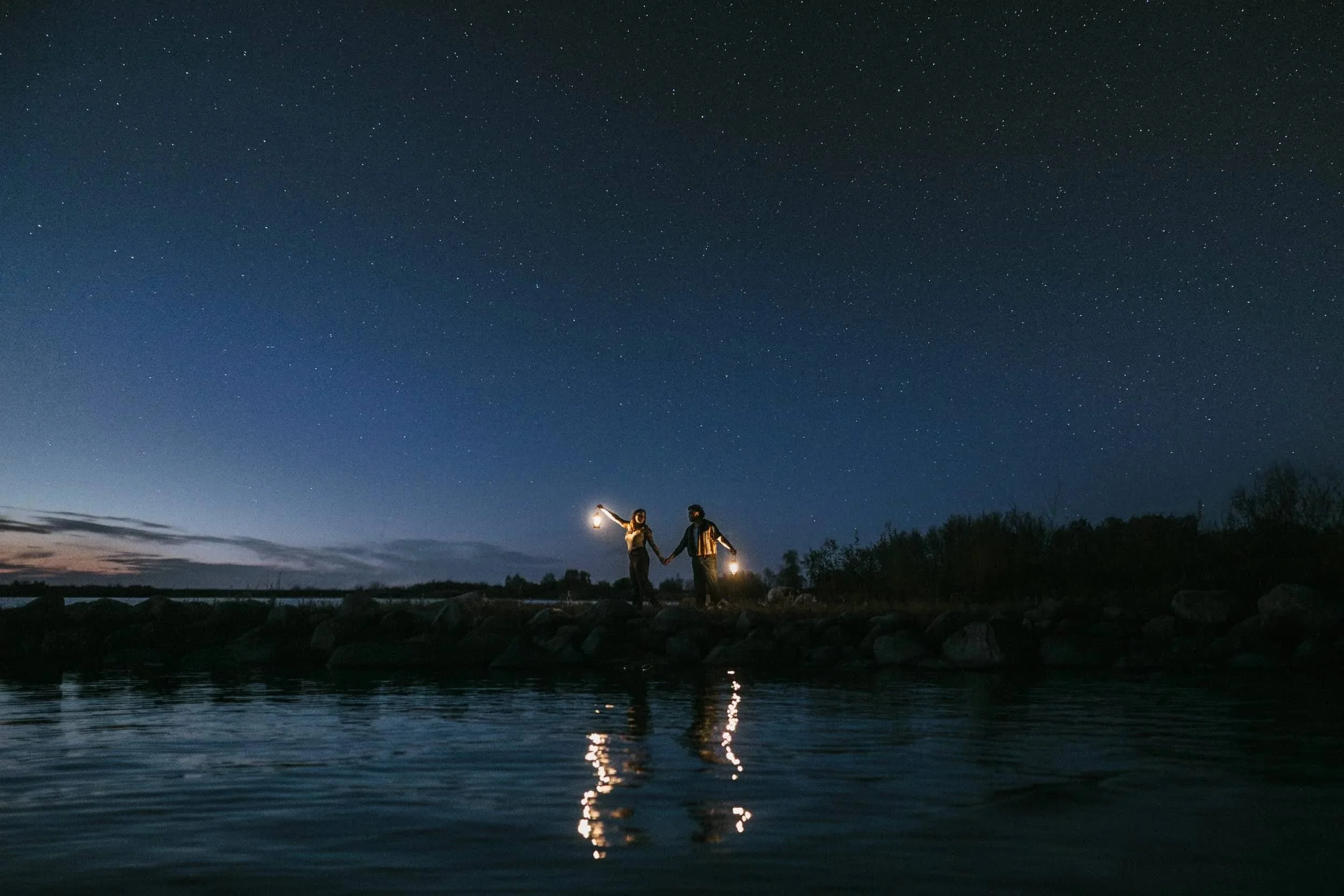 winnipeg-engagement-session-beach-candid-lanterns.jpg
