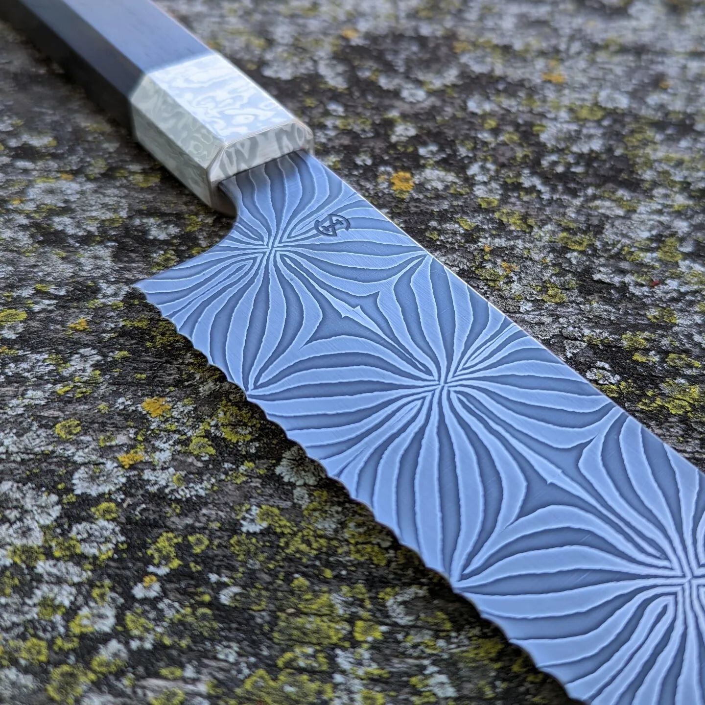Kind of a flowery look to this pattern, hey does your mom like flowers? Oh she likes making bread also? #mothersday
.
.
.
.
.
.
.
#chefknife #kitchenknife #razorsharp #kitchentools #souschef #forged #patternwelded #cooking #chefsroll #chefsofinstagra