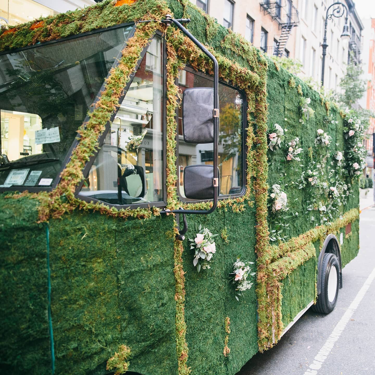 Need this cozy winter coat today ❄️ Fun fact: I proposed to Kristin the night before this event 👩&zwj;❤️&zwj;👩 Stay warm out there ⛄

📸: @amei36 
🎉: @tousjewelry 

#flowertruck #nycevents #nycmarketing #brandactivations #mobileflorist #flowerexpe