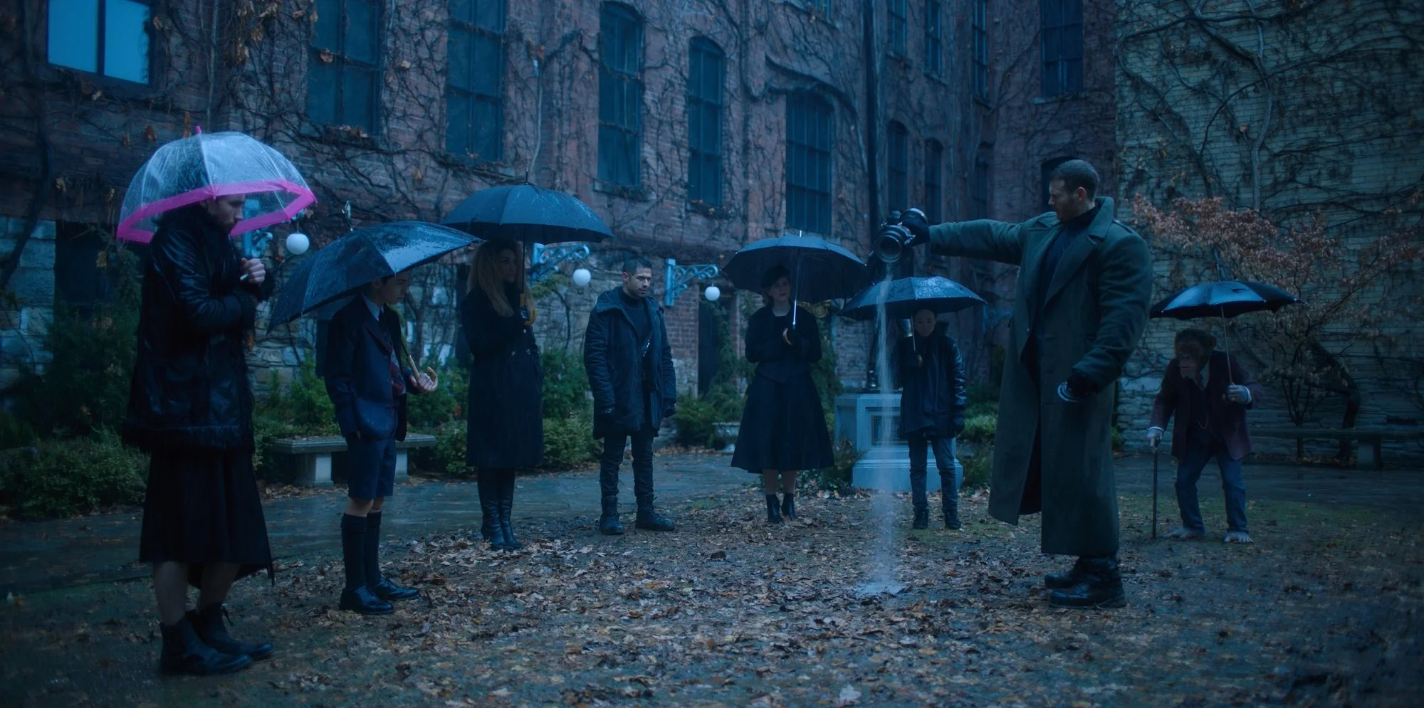Everything Wrong With Umbrella Academy S1E1 - "We Only See Each Other at Weddings and Funerals"