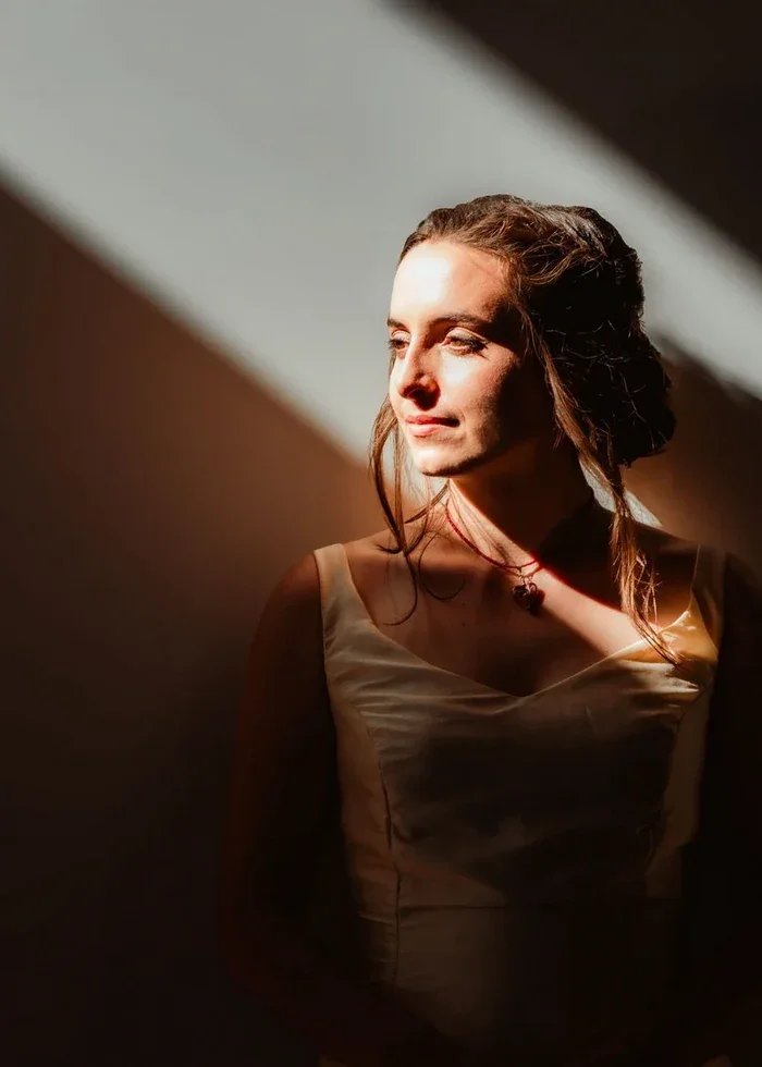 02. shakil-hussain-photography-dramatic-sunlight-bride-portrait-abbotsford_2.webp