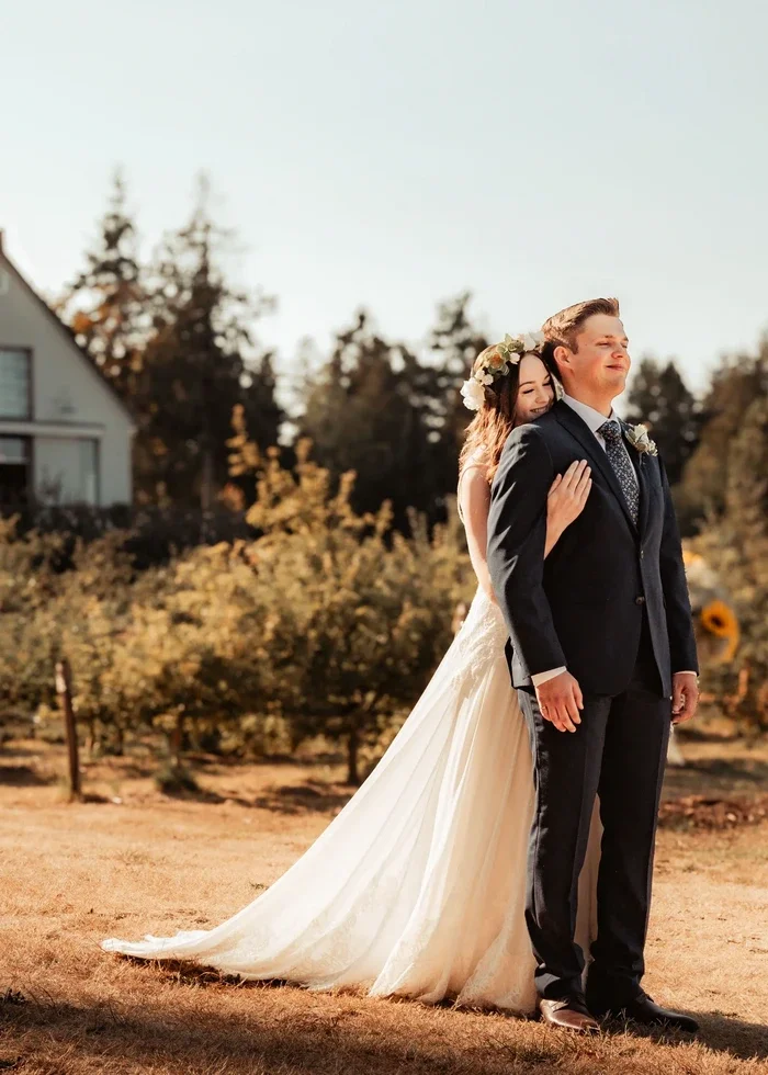 01. shakil-hussain-photography-golden-hour-bride-hug-groom-abbotsford_2.webp