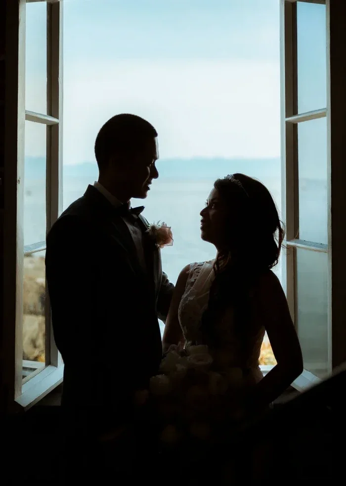 16. shakil-hussain-photography-maica-andrew-silhouette-window-ocean-wedding-portrait-vancouver-bc_2.webp