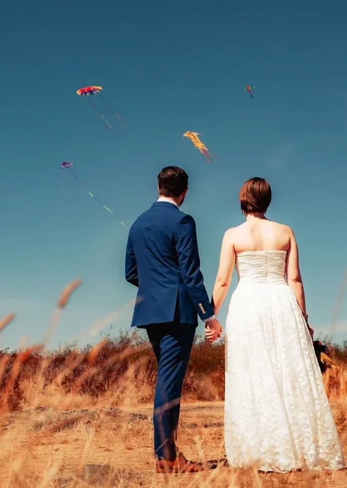 04. shakil-hussain-photography-bride-groom-flying-kites-field-wedding-portrait-fraser-valley-bc_2.webp