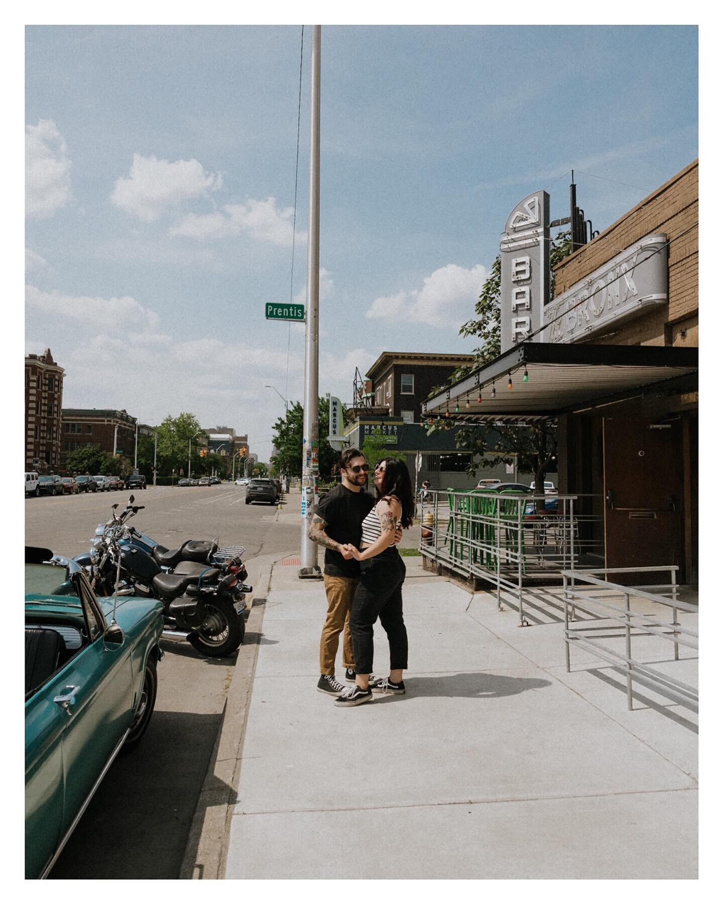 Summer date nights + dive bars are just around the corner. I can feel it&hellip;kind of🤣

#divebarengagement #cityengagementsession #detroitengagementphotographer #togetherjournal #she_saidyes #antibride #radcouples #detroitweddingphotographer #gran