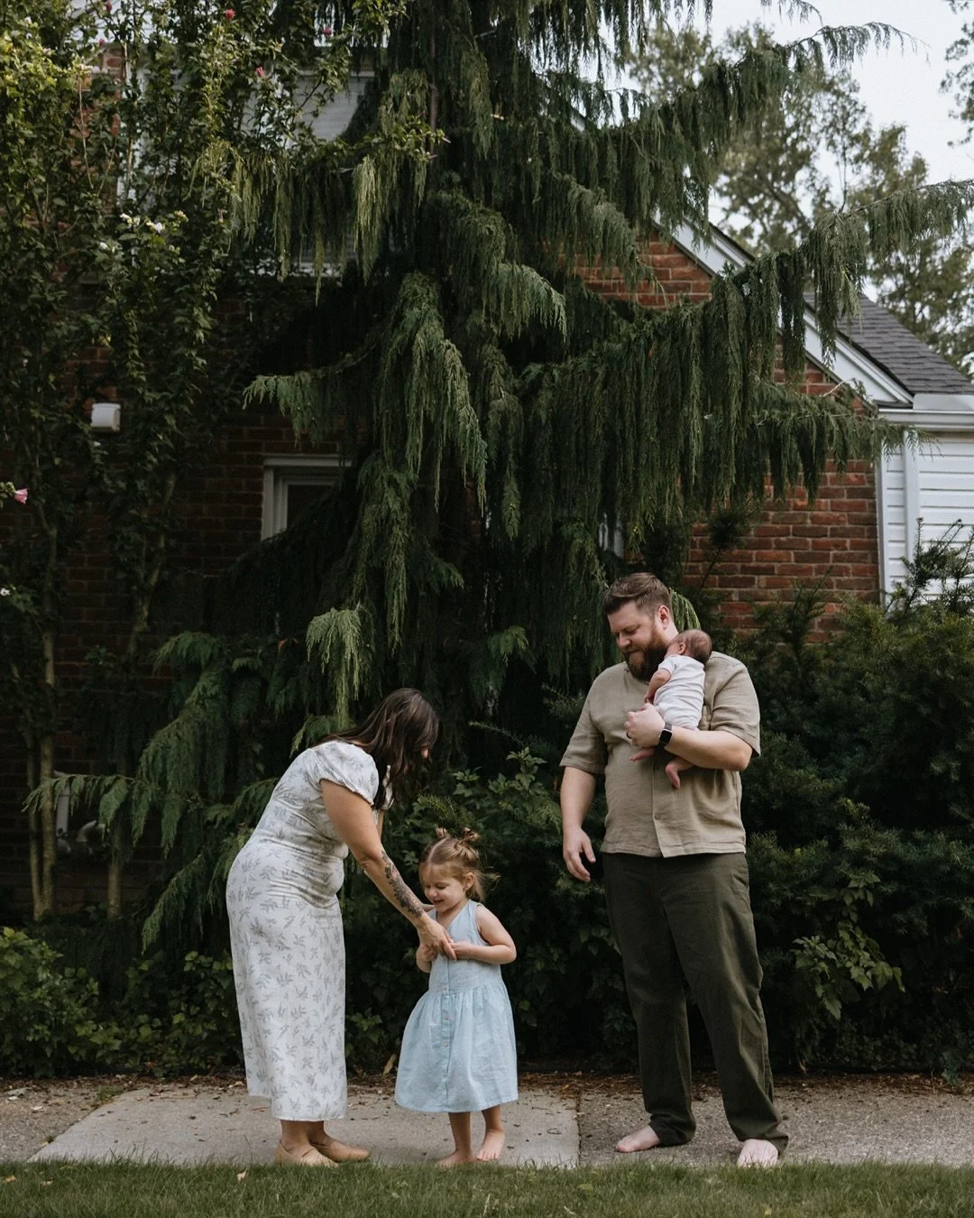 The McKay Family at home 🏡🤍

I&rsquo;ll be on maternity leave soon, but I can&rsquo;t wait to get back to family sessions in the fall! 

I&rsquo;ll be taking very limited sessions in the fall so make sure you snag a spot if you&rsquo;re thinking ab