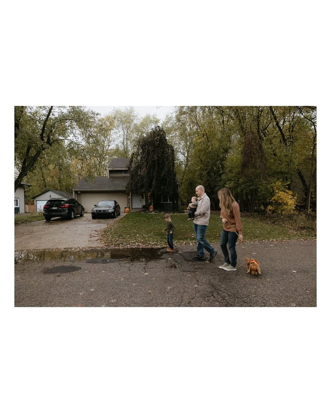 The Amos family at home on a gloomy fall day 🍂🍁

#michiganfamilyphotographer #documentaryfamilyphotography #detroitlifestylephotographer #storytellingphotographer #letthembelittle #fallfamilyphotos #inhomefamilysession #detroitfamilyphotographer #e