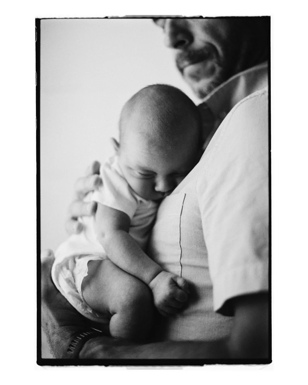 The Plouffes on film 🎞️

I might have just stepped into an obsession with black and white film photos&hellip; Which slide is your favorite!?

#familyfilmphotography #familiesonfilm #heartfulmagazine #motherhoodinspired #michiganfamilyphotographer #d