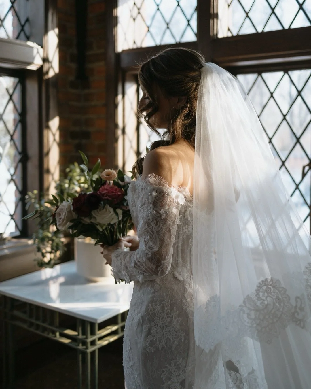 Did Kaitlyn &amp; Anthony have the most gorgeous, intimate, cozy, and romantic Valentine&rsquo;s Day wedding at Meadowbrook Hall? Yes they did. 😍 slide to the end to see Kaitlyn&rsquo;s dress change 👀❤️

#detroitweddingphotographer #meadowbrookhall