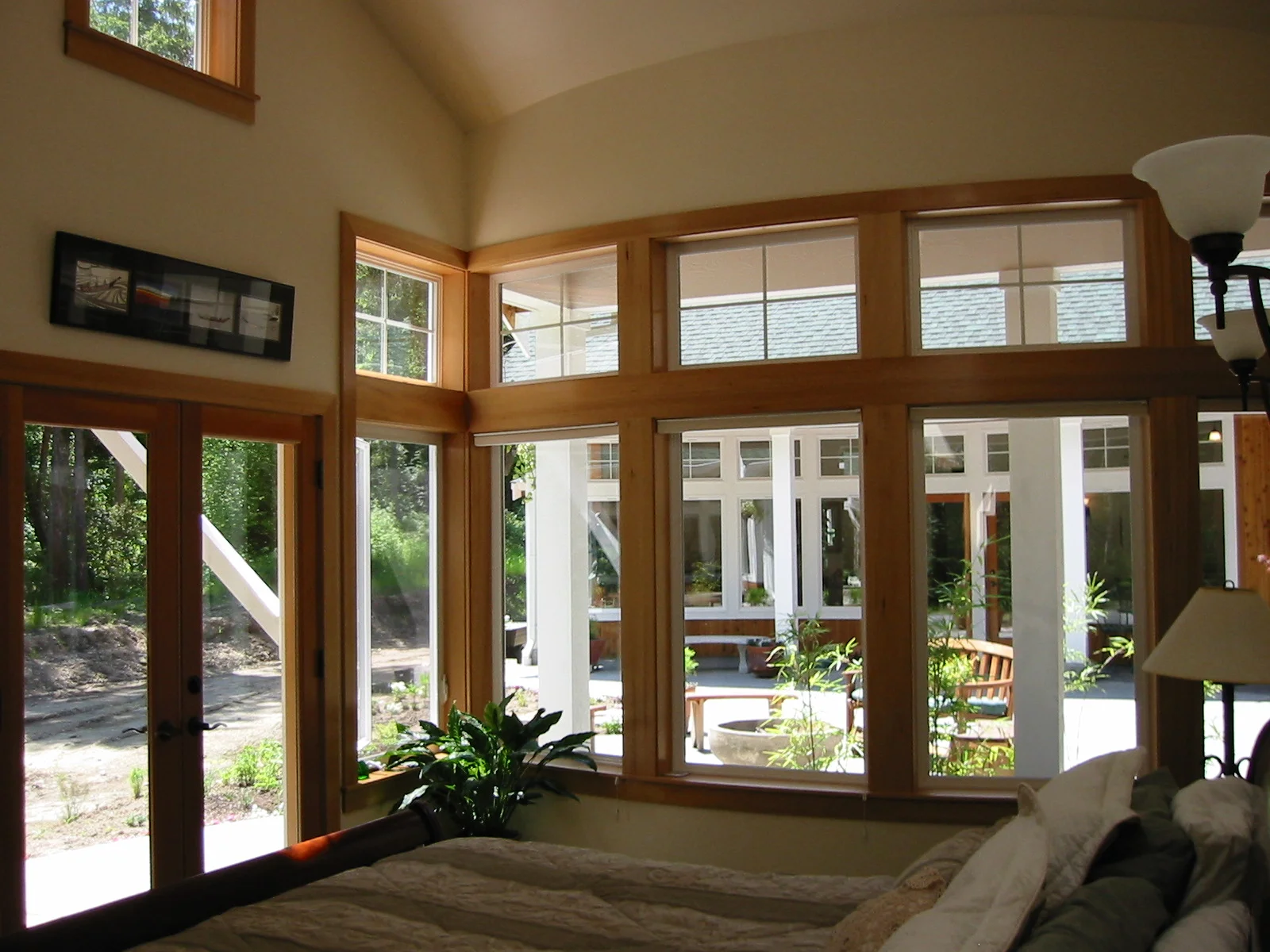 Architect Bret Drager designed the upper bank of windows along the curve in the great room to send the eye up toward the soaring ceiling inside, and the treetops and sky outside.