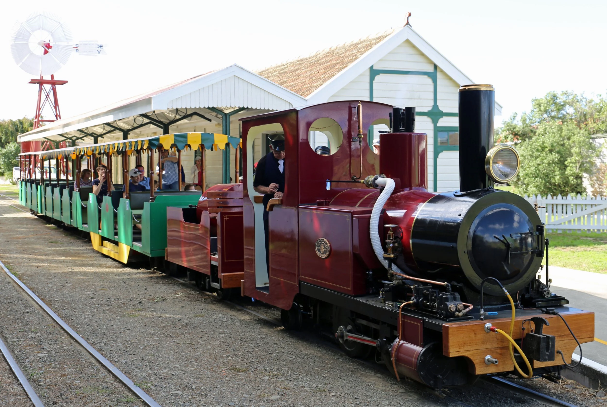 Steam_loco_Donald_Brayshaw_Park_Station.jpg