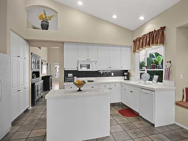 5_Kitchen Before.jpg
