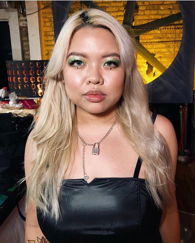 💚 My fav makeup look from @ysayaneza music video SOFTLY. Full face from @3ina, one of my fav makeup sponsorship. 💚

#musicvideo #beautymyleatrice #hairbyleatrice #lewk #funonset #imisswork #imissthehustle #3inamakeup #3ina #makeup #greenwithenvy