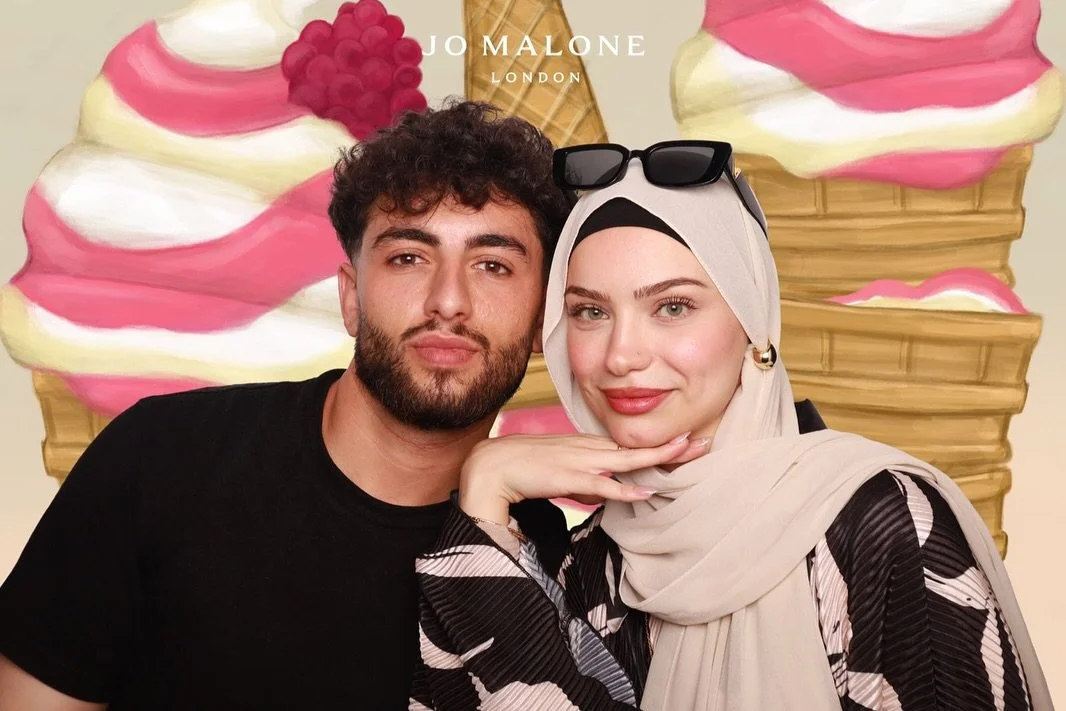 Make your backgrounds come to life with our Ai green screen backdrops!

Guests get to choose from different background options and their background choice is added to their photos with no green screen needed.