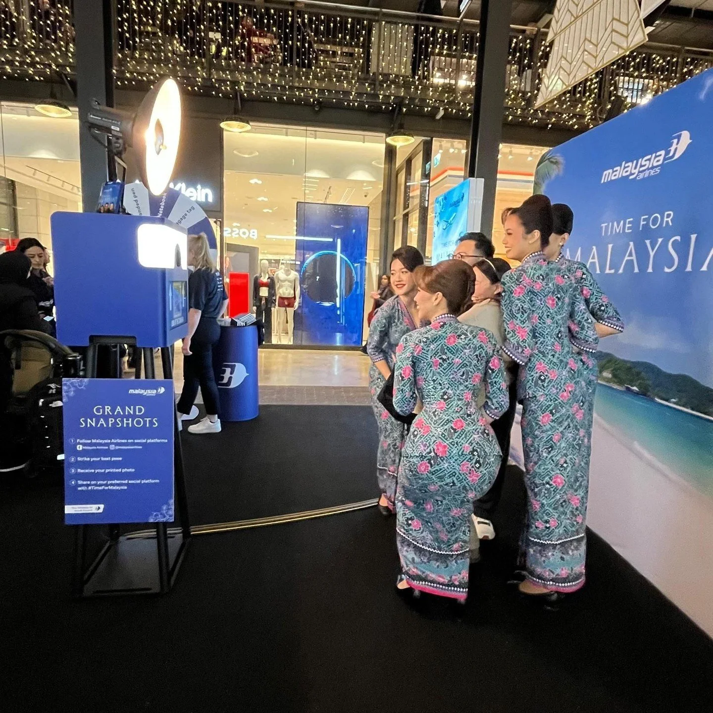 We set up a 2-day pop up for @malaysiaairlines at @batterseapwrstn! The custom photo experience featured our Open Air Photo Booth, complete with a Branded Wrap and matching Branded Backdrop.

#malaysiaairlines #openairphotobooth #snaptique #photoboot