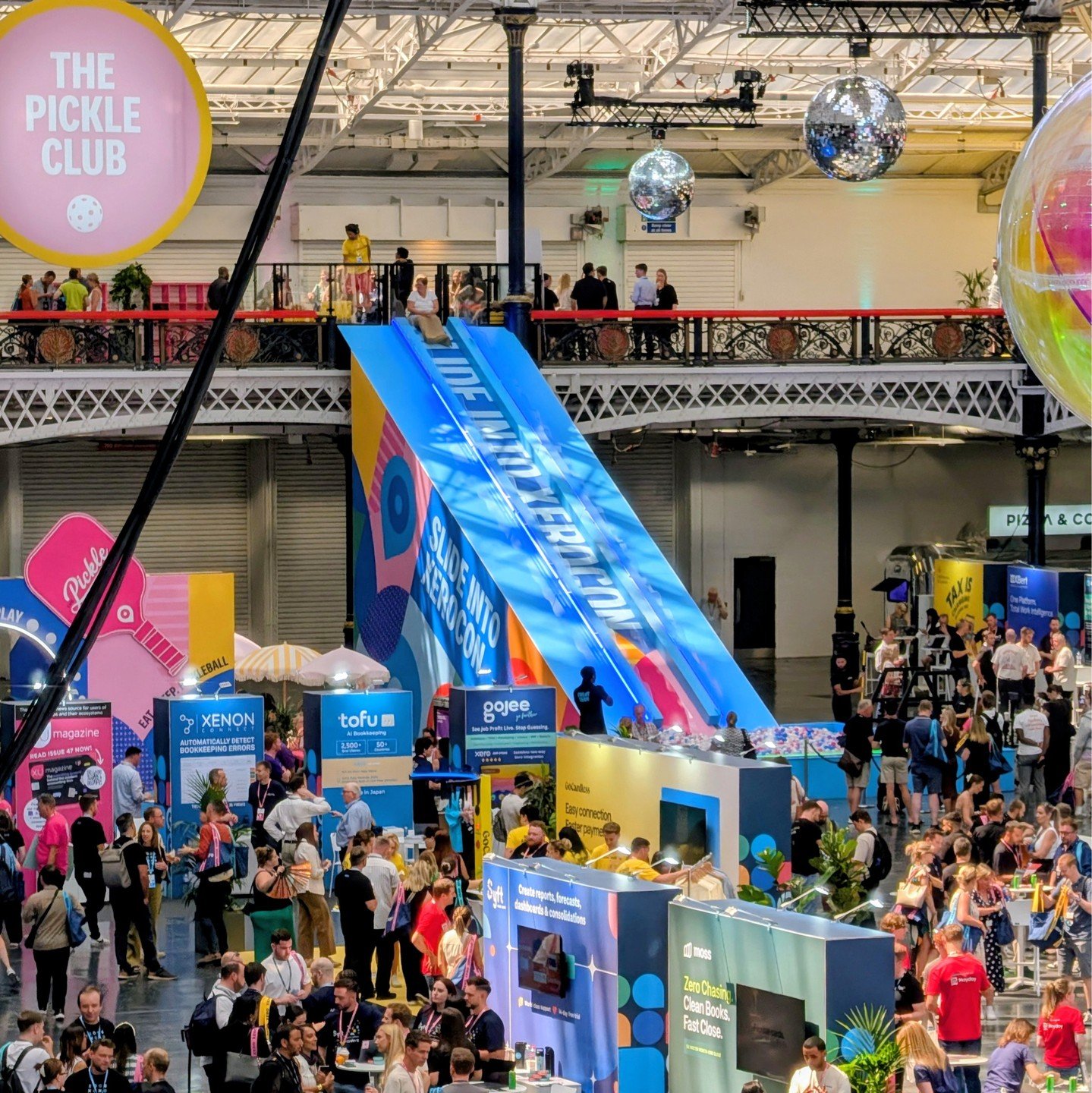Elevating the attendee experience at #Xerocon London with two full days of dynamic video recording and instant QR code sharing for @xero at @olympialondon! 🎥⚡️

#videobooth #brandactivation #photoboothhire #photobooth