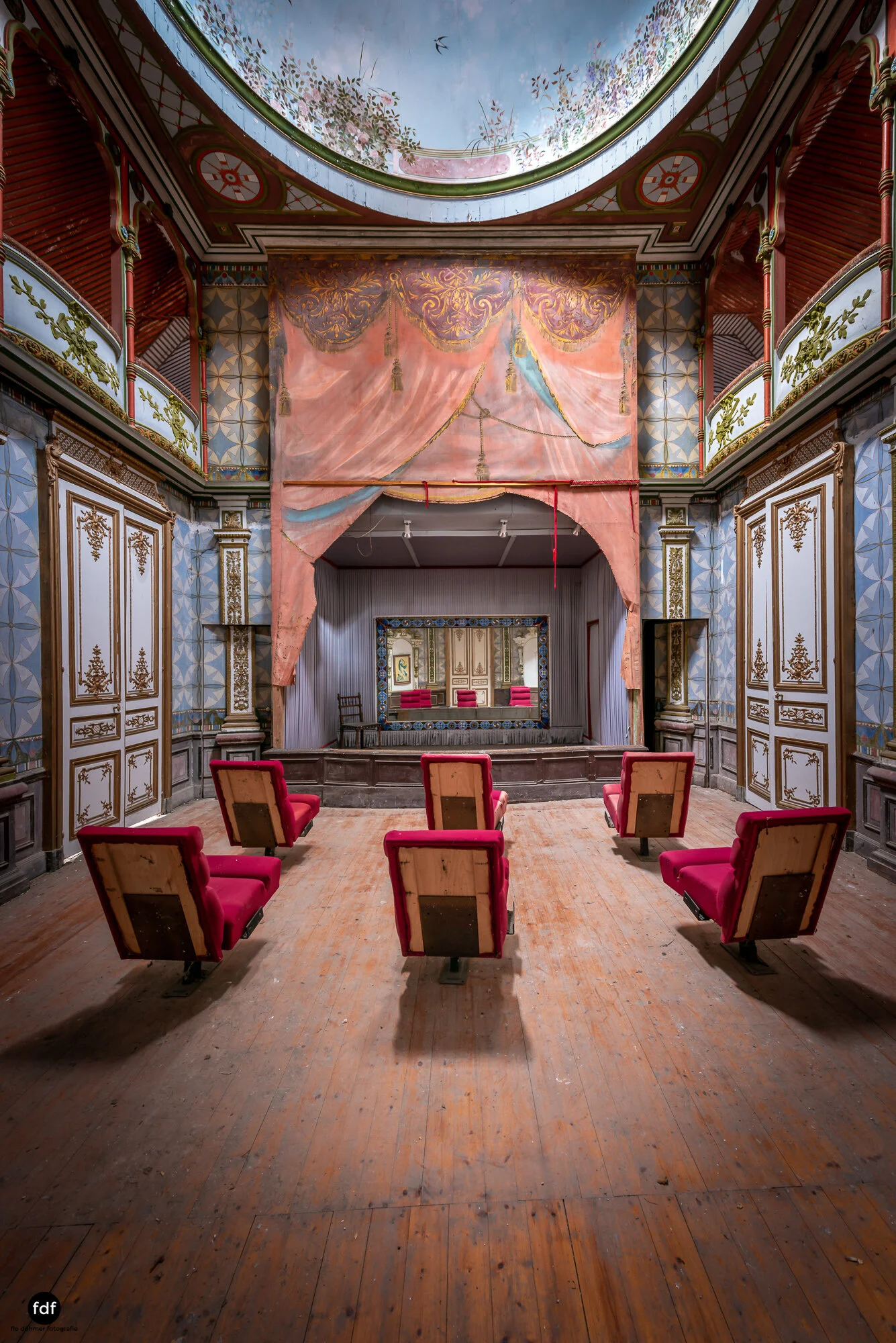 Chateau Pavarotti-Theater-Lost Place-Frankreich-22-Bearbeitet.JPG