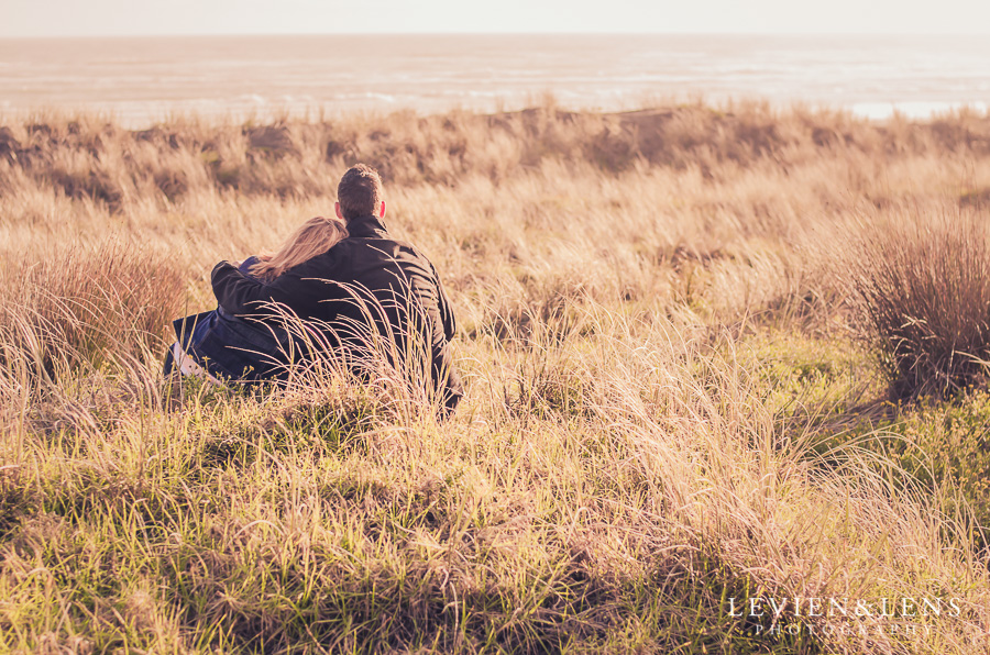 Kariotahi beach couples photo shoot | Auckland wedding photographer