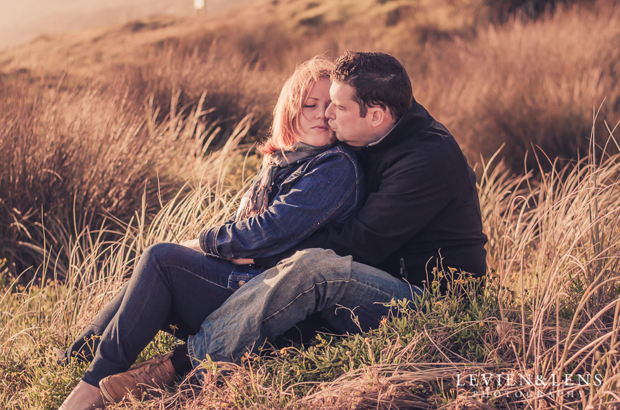 Kariotahi beach couples photo shoot | Auckland wedding photographer