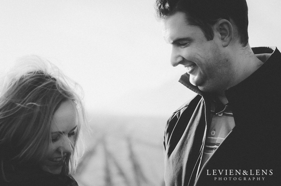 Kariotahi beach couples photo shoot | Auckland wedding photographer