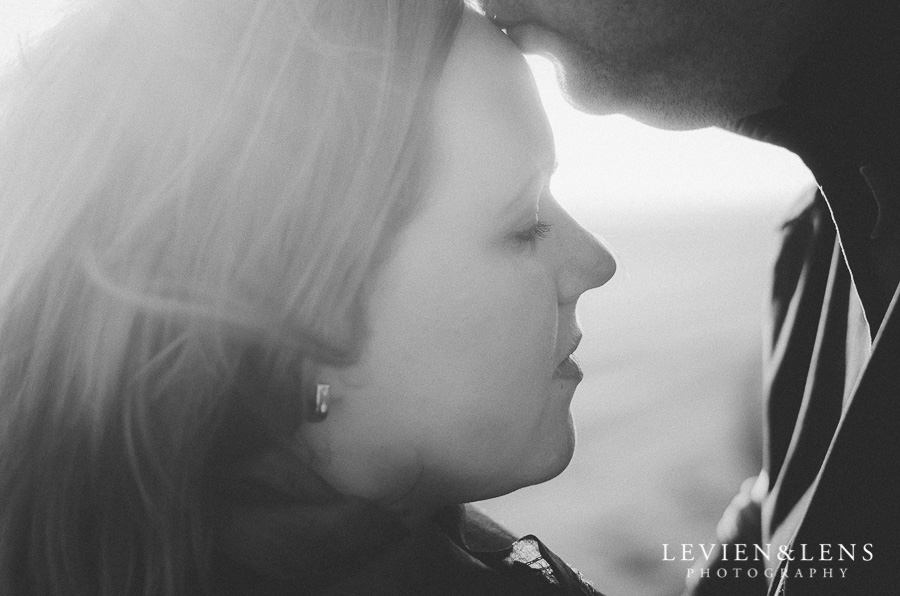 Kariotahi beach couples photo shoot | Auckland wedding photographer