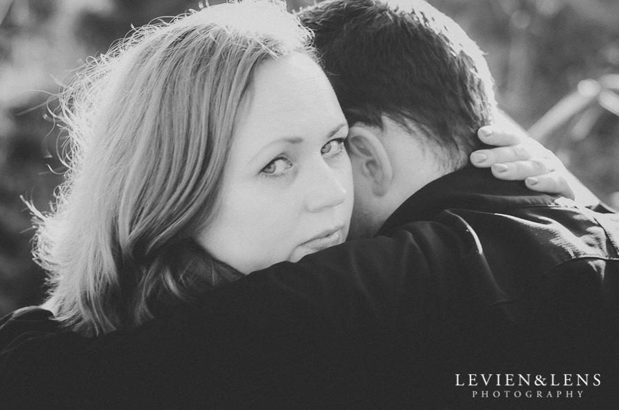 Kariotahi beach couples photo shoot | Auckland wedding photographer