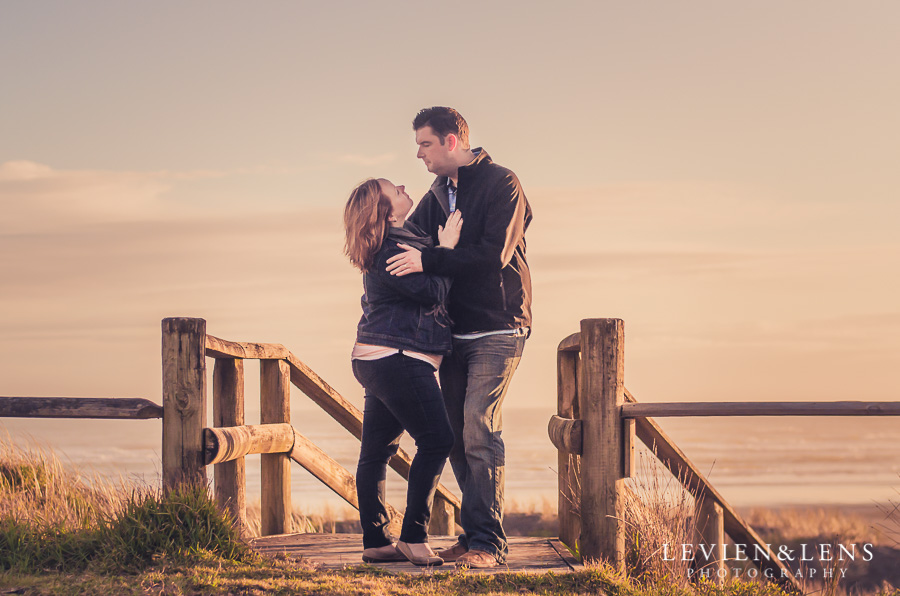 Kariotahi beach couples photo shoot | Auckland wedding photographer