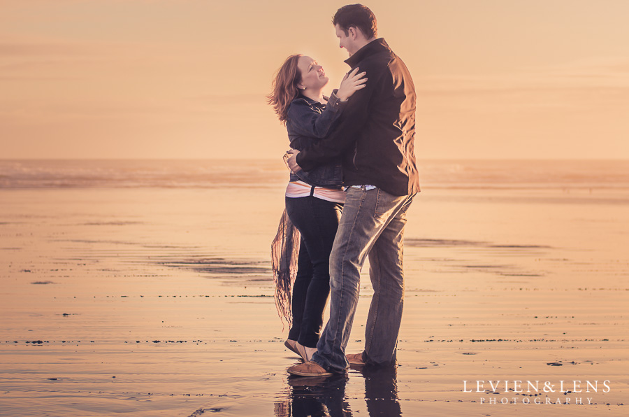 Kariotahi beach couples photo shoot | Auckland wedding photographer