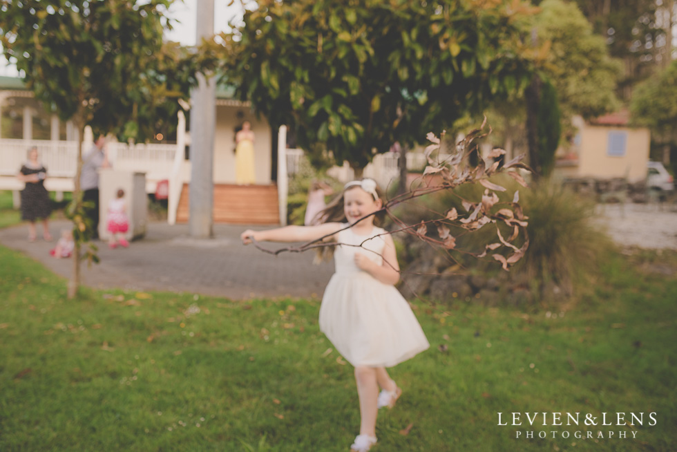 kids playing outside reception {Auckland-Hamilton wedding photographer}